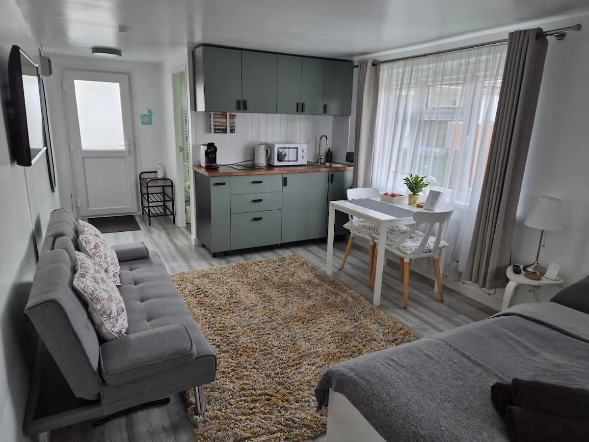 Apartment Garden Self Contained Studio In London